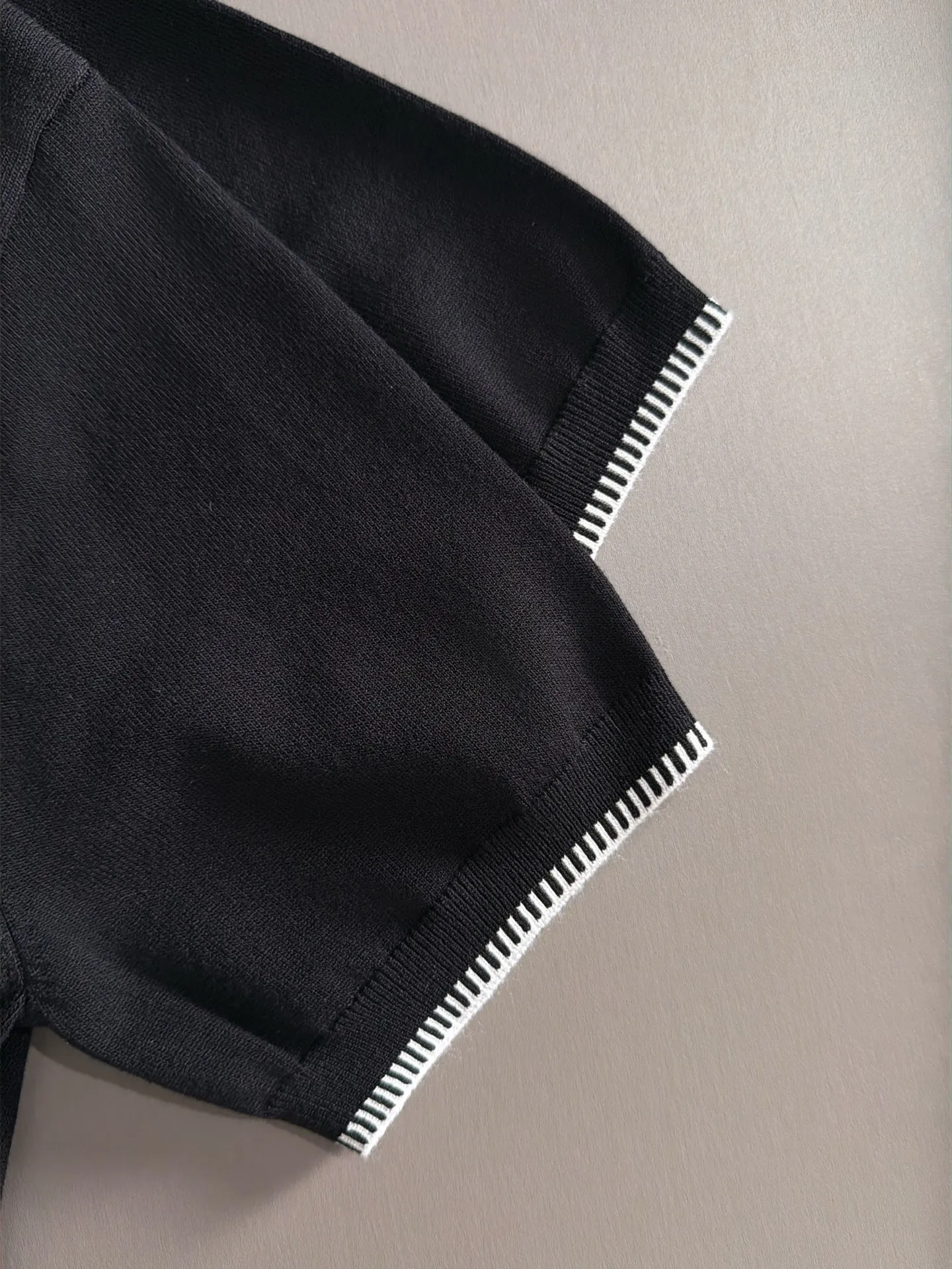 LP high quality Loro Piana 26ss New Arrival men's short-sleeved T-shirt. Made of combed cotton yarn knitted cotton fabric, no pressure when entering and exiting the counter. Exclusive control of raw materials. It feels substantial when weighed, and the upper body is more textured than ordinary T-shirts. This texture can handle the weather easily and is suitable for both hot and cold! Loose fit design, looks noble. The only correct version is available Size: M to 4XL